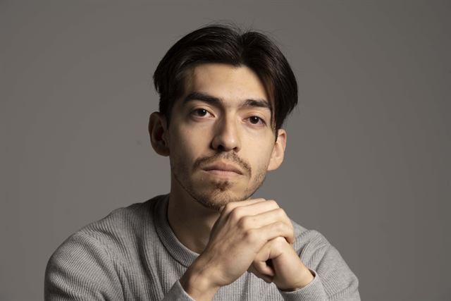 Juan Diego Hernández, jersey gris sobre fondo gris