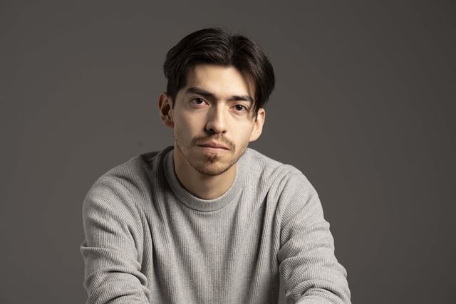 Juan Diego Hernández, jersey gris sobre fondo gris