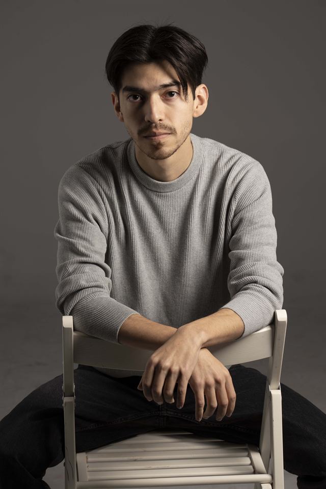 Juan Diego Hernández, jersey gris sobre fondo gris