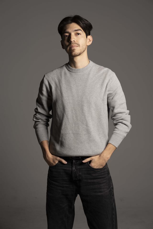Juan Diego Hernández, jersey gris sobre fondo gris