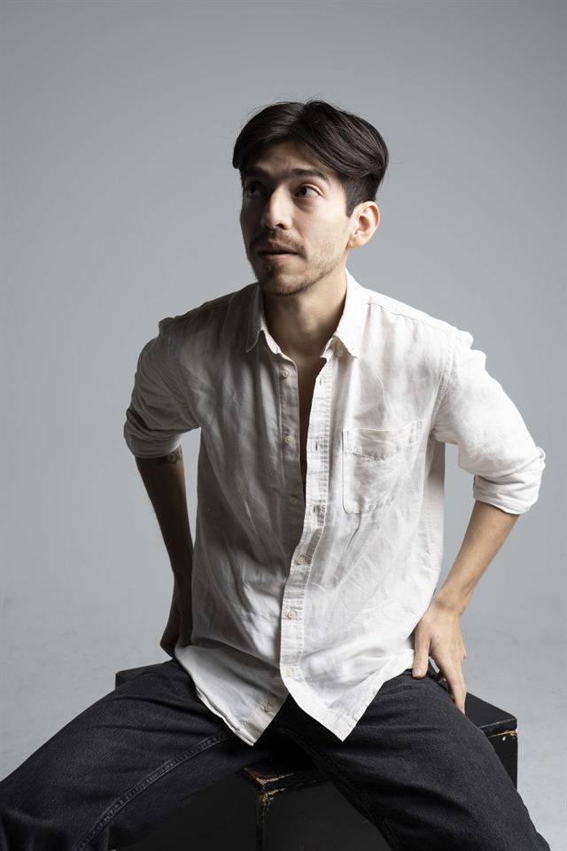 Juan Diego Hernández, camisa blanca