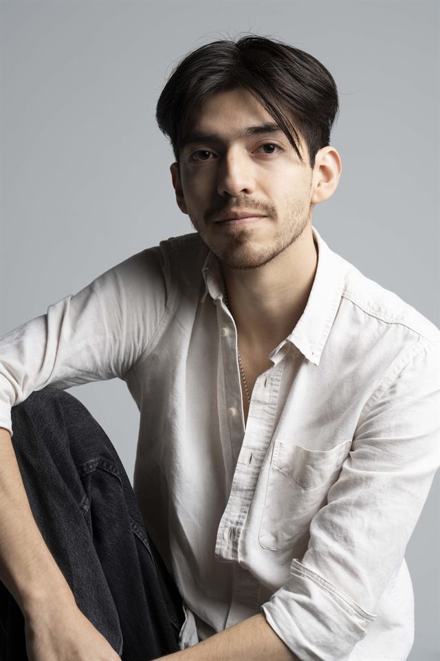 Juan Diego Hernández sentado con camisa blanca