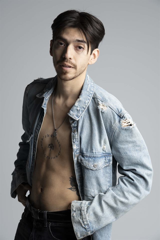 Juan Diego Hernández con chaqueta vaquera