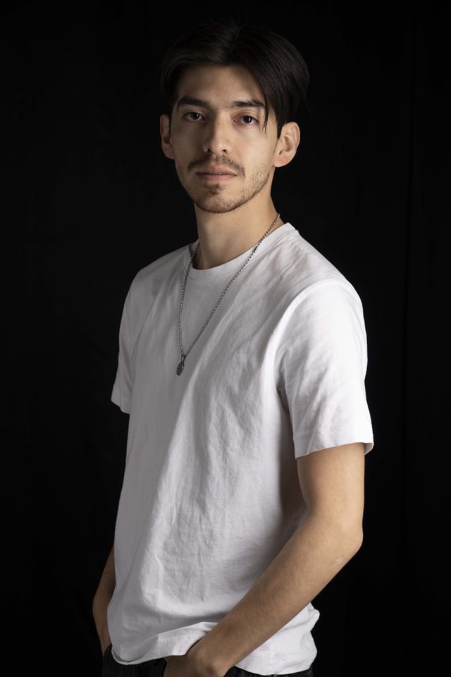 Juan Diego Hernández con camiseta blanca sobre fondo negro
