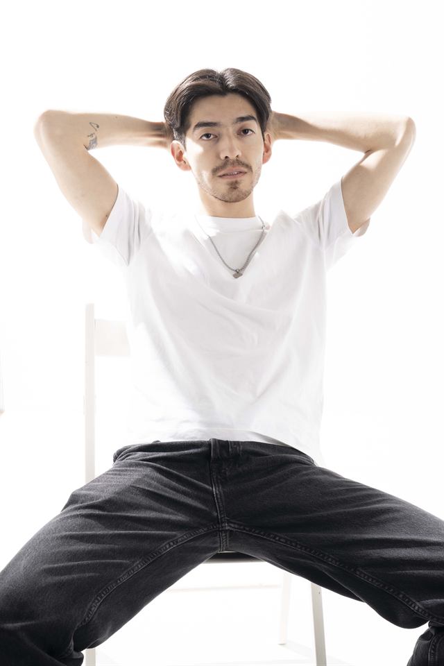 Juan Diego Hernández, camiseta blanca