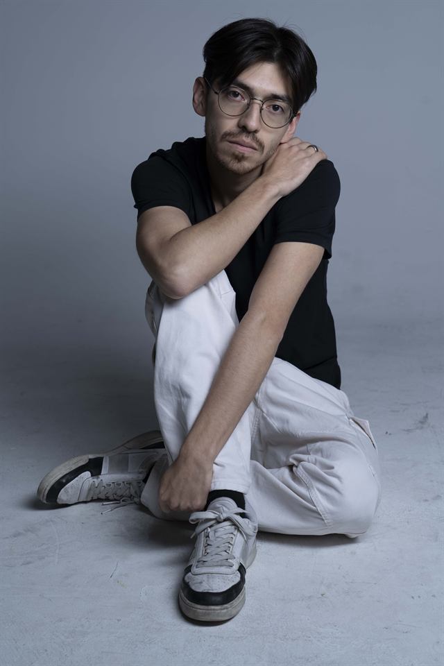 Juan Diego Hernández, camiseta negra y gafas