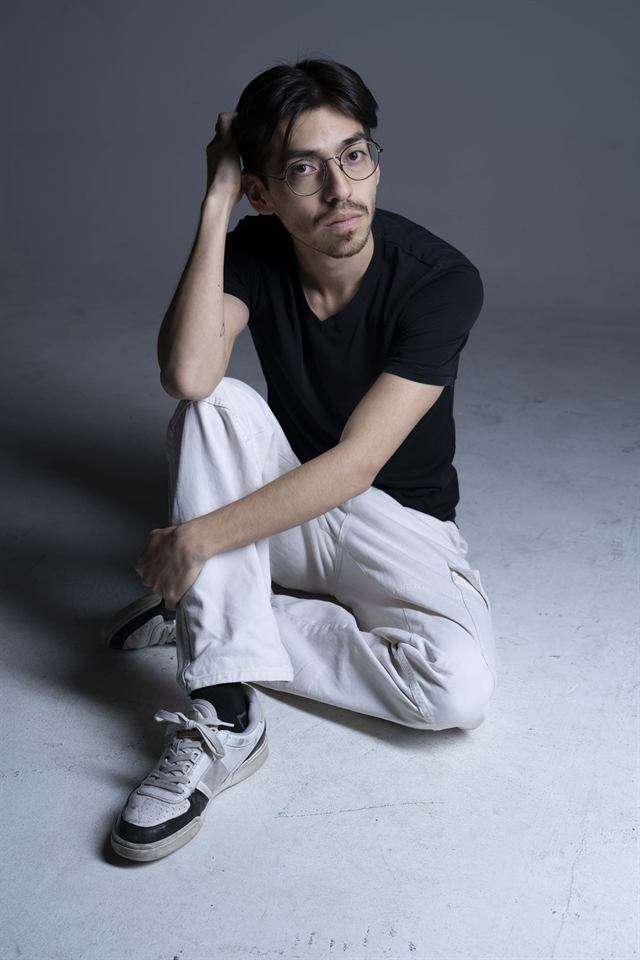 Juan Diego Hernández, camiseta negra y gafas