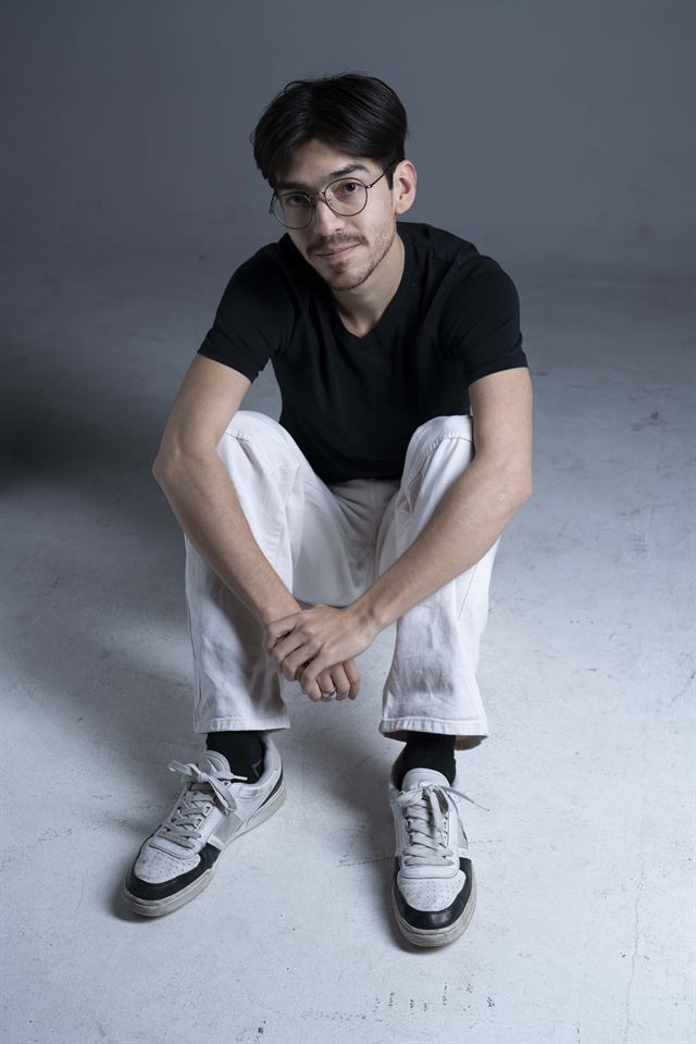 Juan Diego Hernández, camiseta negra y gafas