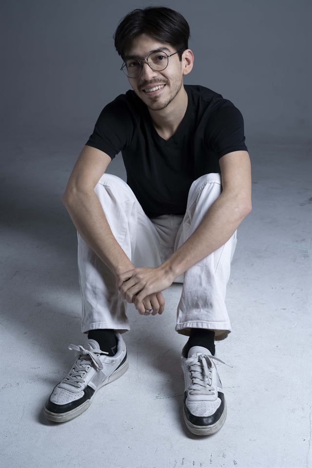 Juan Diego Hernández, camiseta negra y gafas